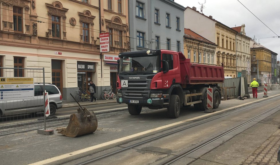 Oprava Slovanské ulice v Plzni potrvá do jara příštího roku.