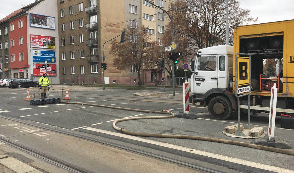 Oprava Slovanské ulice v Plzni potrvá do jara příštího roku.