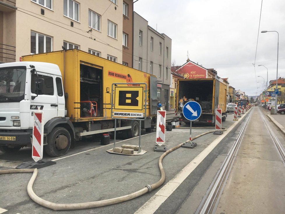 Oprava Slovanské ulice v Plzni potrvá do jara příštího roku.