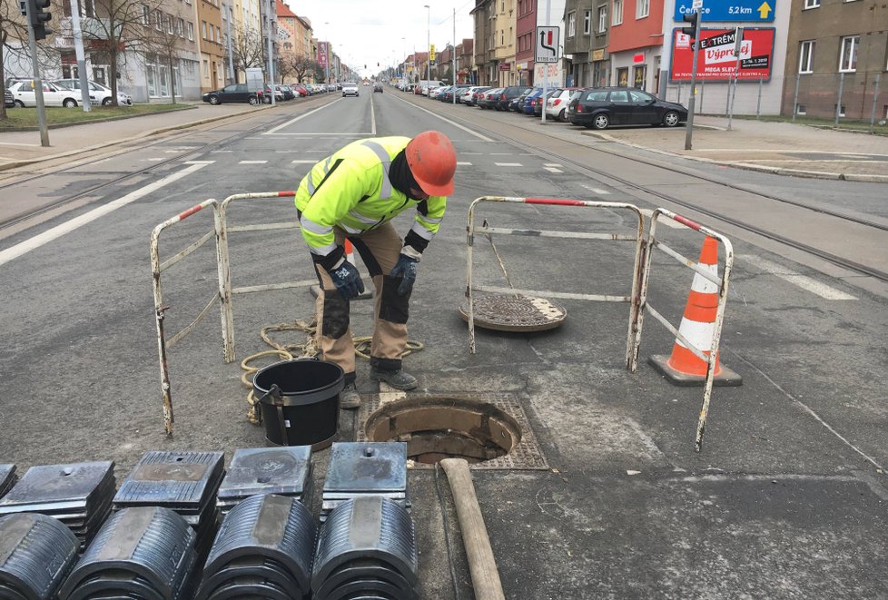 Oprava Slovanské ulice v Plzni potrvá do jara příštího roku.