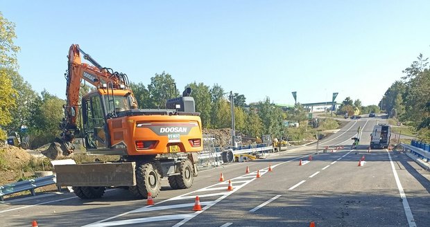 Od soboty je opravovaný úsek tzv. staré silnice znovu průjezdný. Dostalo se i na opravu vozovky.