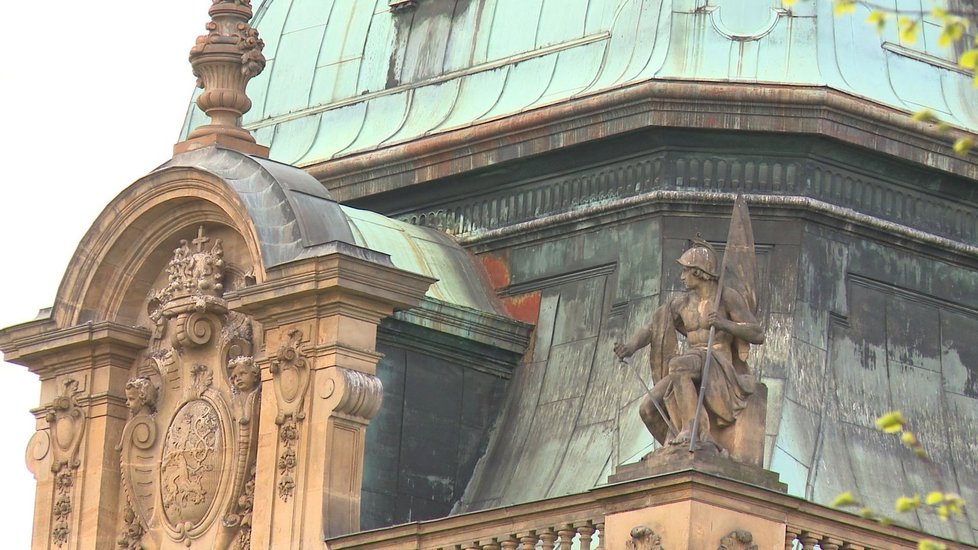 Úřad vlády projde rozsáhlou rekonstrukcí. Potřeba je opravit střechu, omítky, okna, i sloupky plotu. Rekonstrukce začne na podzim letošního roku a skončí v zimě 2020. Vláda za to zaplatí 220 milionů korun bez DPH