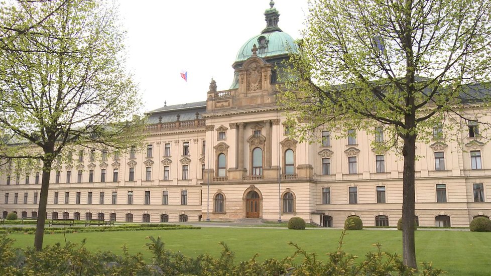 Úřad vlády projde rozsáhlou rekonstrukcí. Potřeba je opravit střechu, omítky, okna, i sloupky plotu. Rekonstrukce začne na podzim letošního roku a skončí v zimě 2020. Vláda za to zaplatí 220 milionů korun bez DPH