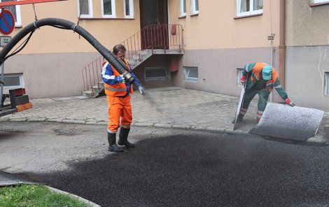 Na poškozená místa se pod tlakem nanáší emulze, která díry či praskliny vyplní.