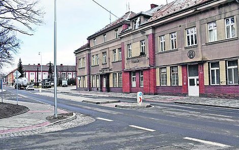 Uprostřed vozovky u autobusové zastávky přibyl ostrůvek.