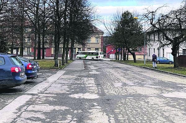 Delší autobus z vedlejší silnice na hlavní kolem ostrůvku doleva neprojede. Kratší vůz se vejde jen taktak