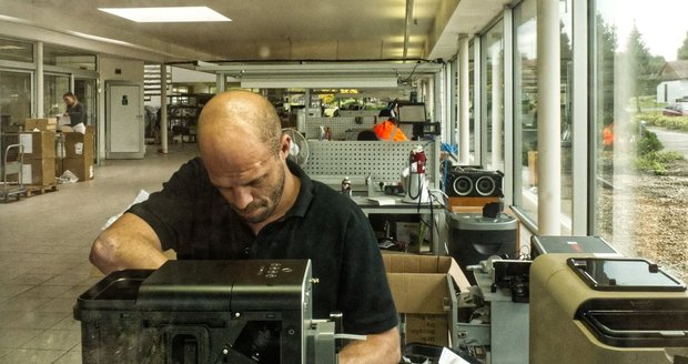 Pražská Opravárna v Holešovicích definitivně balí kufry. Proč oblíbený servis elektroniky zavírá a kde teď seženete profesionální nářadí výhodně?