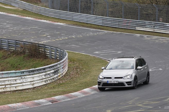 Po hatchbacku a kabrioletu se plaketa exkluzivní verze R opožděně objeví také na kombi Volkswagen Golf Variant