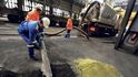Opravdusilný vysavač.Hutní společnostArcelorMittalpředvedla novýčisticí vůz – sacíbagr GapVax 9000.Lze si ho představitjako velký pojízdnývysavač s extrémnímvýkonem, kterýdokáže nasávat jakprašné, tak i tekutélátky. Opravdusilný vysavač.Hutní společnostArcelorMittalpředvedla novýčisticí vůz – sacíbagr GapVax 9000.Lze si ho představitjako velký pojízdnývysavač s extrémnímvýkonem, kterýdokáže nasávat jakprašné, tak i tekutélátky.