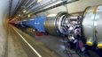 Opraveno. Vědci spustilihadronový urychlovačv září 2008. Vzápětíse zařízení porouchalo,do tunelu unikla tuna helia,používaná pro chlazenísupravodivých magnetů.Nyní je po opravě již osmměsíců v provozu a přinášíprvní výsledky