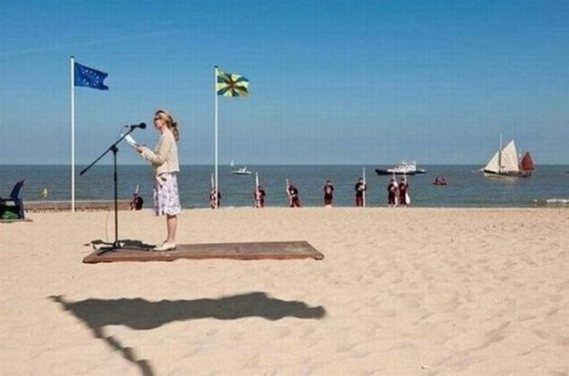 Holčička ovládá umění levitace?