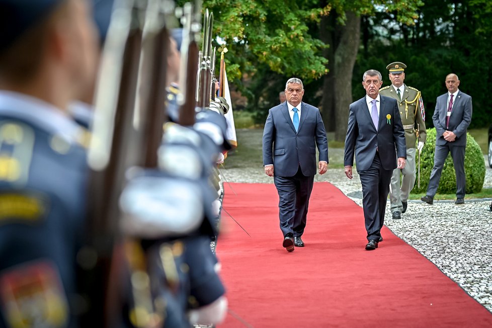 Premiér Andrej Babiš (ANO) přivítal v ČR maďarského předsedu vlády Viktora Orbána (29. 9. 2021)