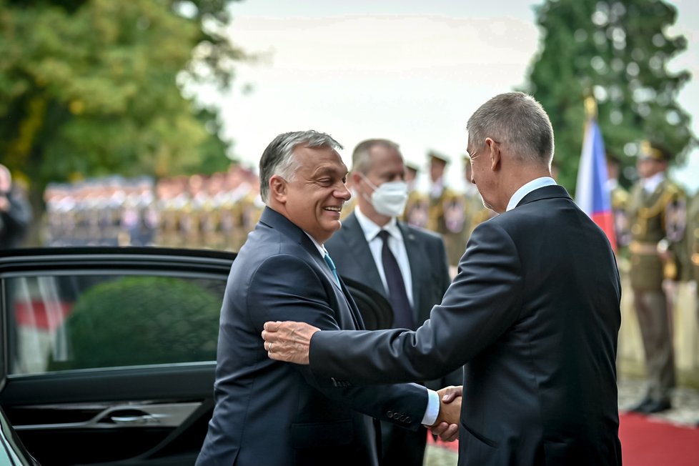 Premiér Andrej Babiš (ANO) přivítal v ČR maďarského předsedu vlády Viktora Orbána (29. 9. 2021)