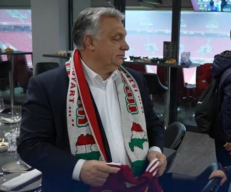 Maďarský premiér Viktor Orbán se šálou, na které je mapa tzv. Velkého Maďarska. Ukrajinské ministerstvo zahraničí se kvůli ní rozhodlo předvolat si maďarského velvyslance.