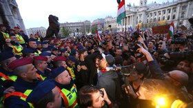 Protest v Budapešti proti počínání Orbánovy vlády ohledně univerzity založené miliardářem Sorosem