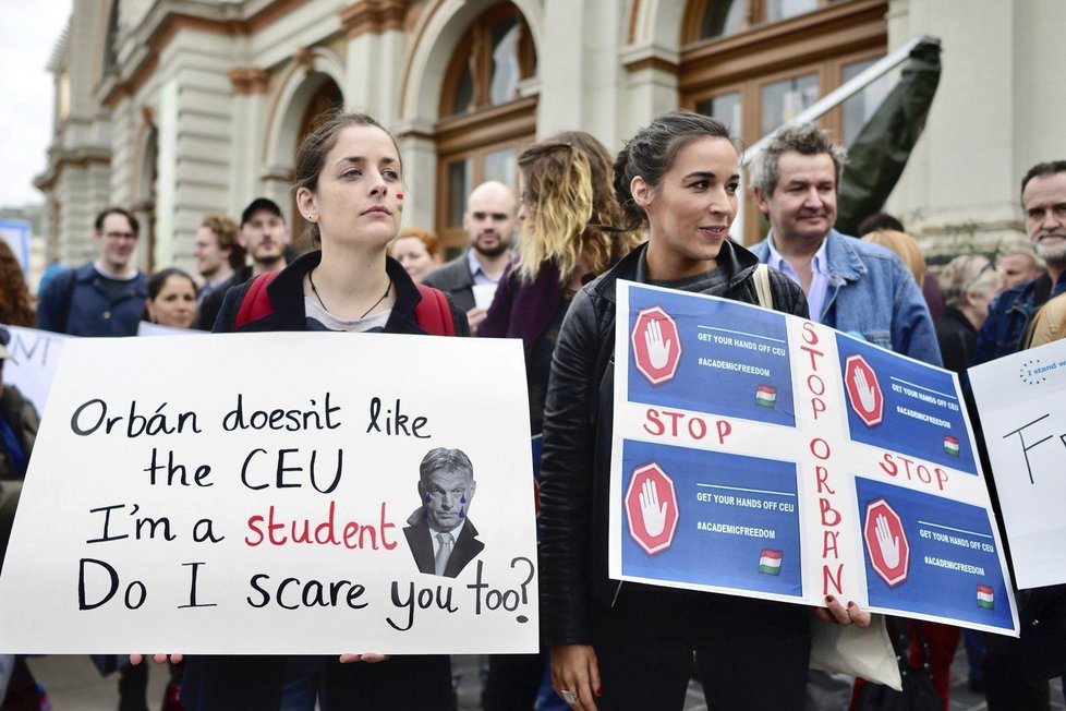 Protest v Budapešti proti počínání Orbánovy vlády ohledně univerzity založené miliardářem Sorosem