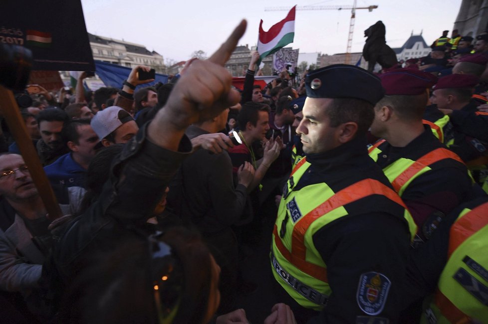 Protest v Budapešti proti počínání Orbánovy vlády ohledně univerzity založené miliardářem Sorosem