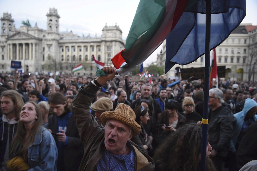 Maďarskem se loni přehnala vlna protestů proti postupu Orbánovy vlády proti Středoevropské univerzitě založené miliardářem Sorosem, která se nakonec přestěhovala do Vídně.