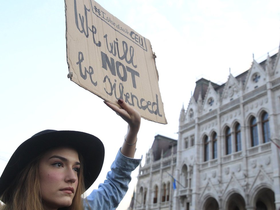 Protest v Budapešti proti počínání Orbánovy vlády ohledně univerzity založené miliardářem Sorosem