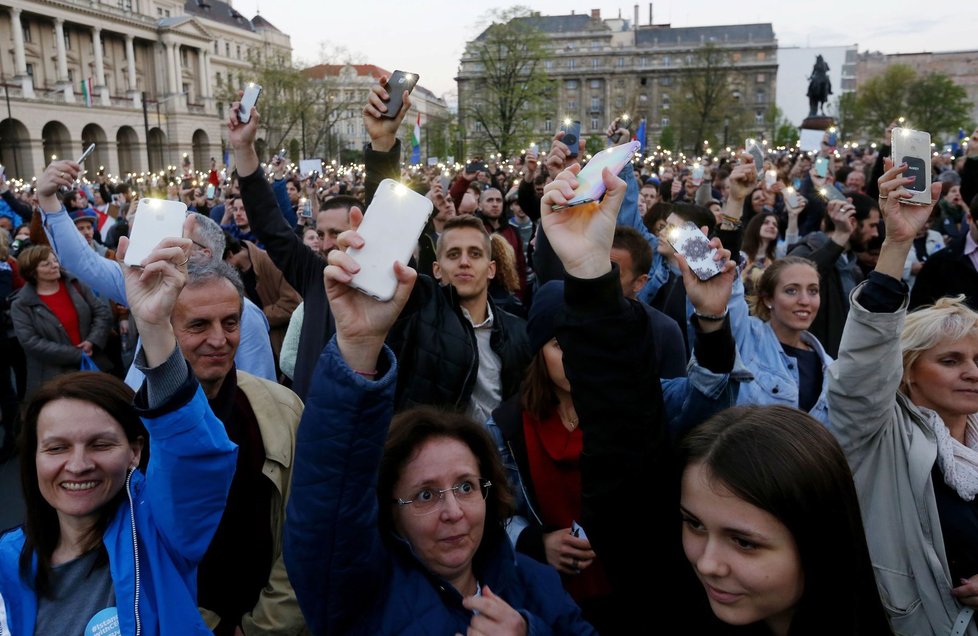 Protest v Budapešti proti počínání Orbánovy vlády ohledně univerzity založené miliardářem Sorosem