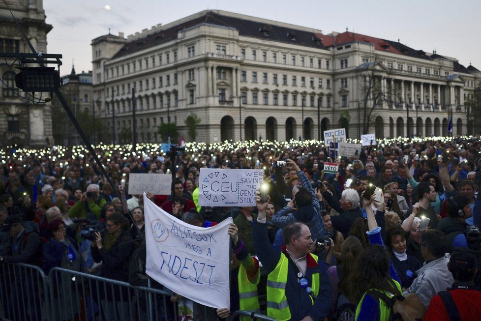 Maďarskem se loni přehnala vlna protestů proti postupu Orbánovy vlády proti Středoevropské univerzitě založené miliardářem Sorosem, která se nakonec přestěhovala do Vídně.