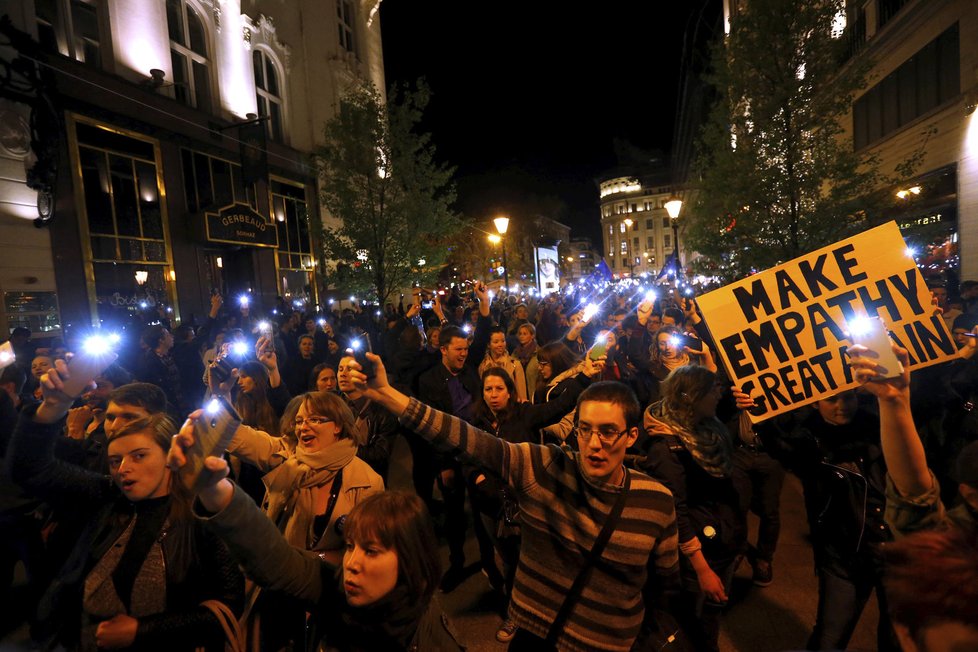 Maďarskem se loni přehnala vlna protestů proti postupu Orbánovy vlády proti Středoevropské univerzitě založené miliardářem Sorosem, která se nakonec přestěhovala do Vídně.