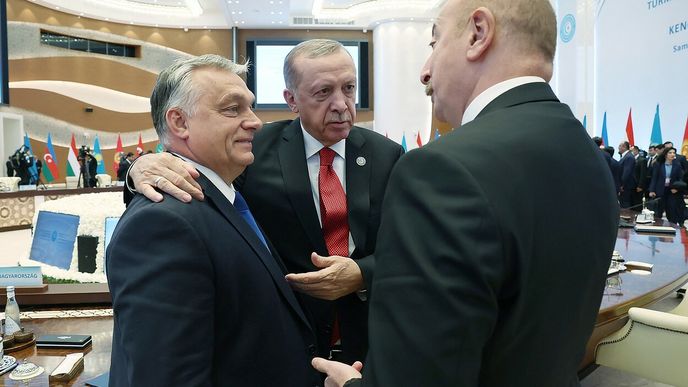 Maďarský premiér Viktor Orbán (vlevo) ve společnosti tureckého prezidenta Recepa Tayyipa Erdogana (uprostřed) a prezidenta Ázerbájdžánu Ilhama Alijeva.