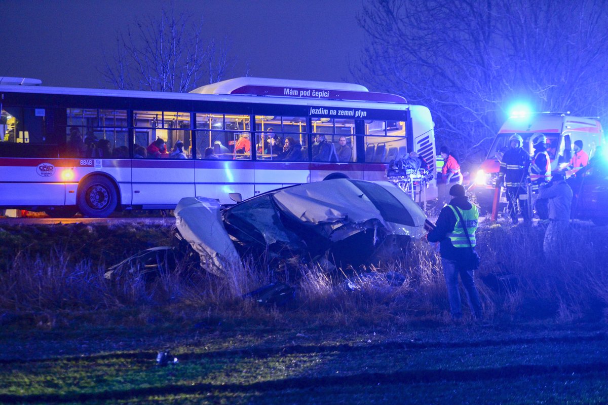 Řidič autobusu byl na místě mrtvý.