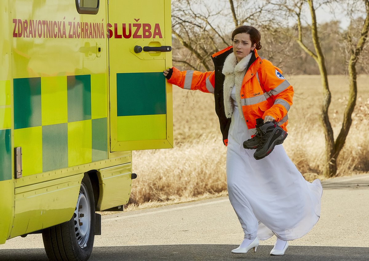 V seriálu byla Šoposká jako záchranářka Bibi odvolána na místo neštěstí ze svatby.