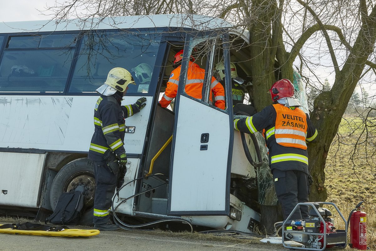 Autobus se na místě připravoval několik hodin.