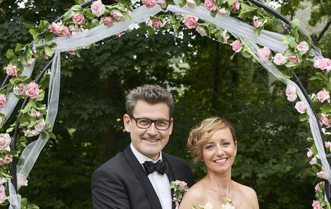 Šťastní novomanželé Radim Fiala a Jana Holcová alias Petr Hanák a Zita Drábová.