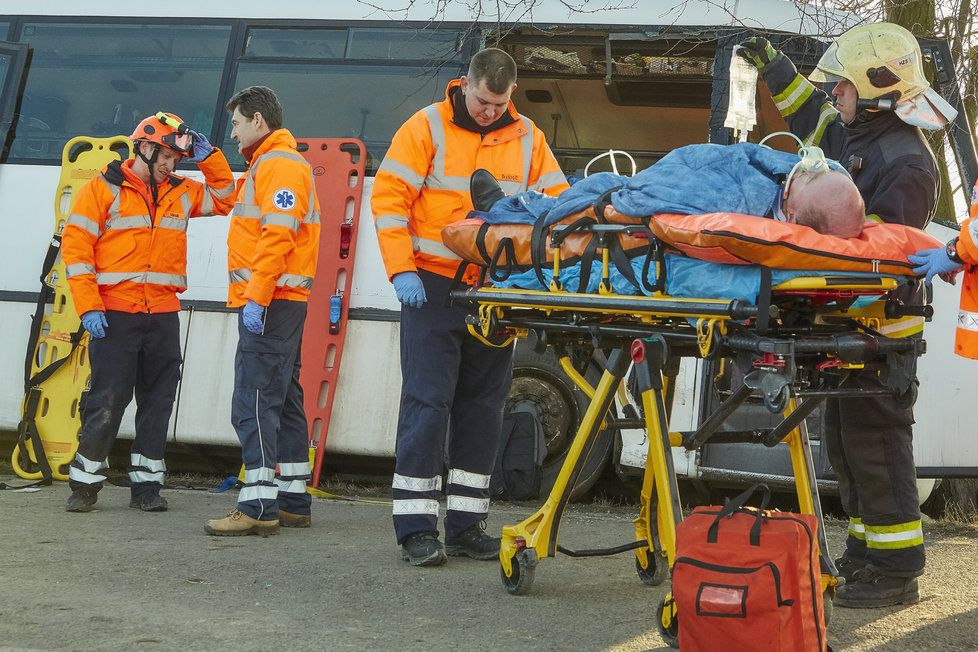 Nehoda autobusu v Ordinaci v růžové zahradě 2: Na place byli také hasiči a skuteční záchranáři