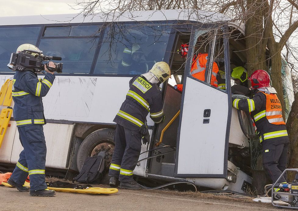 Nehoda autobusu v Ordinaci v růžové zahradě 2: Autobus se na místě připravoval několik hodin.