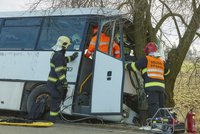 Na Svitavsku se srazil autobus s autem, 5 lidí se zranilo