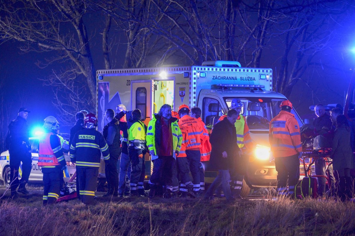 Horoměřice, 12. ledna 2018 - Autobus čelně narazil do stromu a hasiči museli vyprošťovat cestující