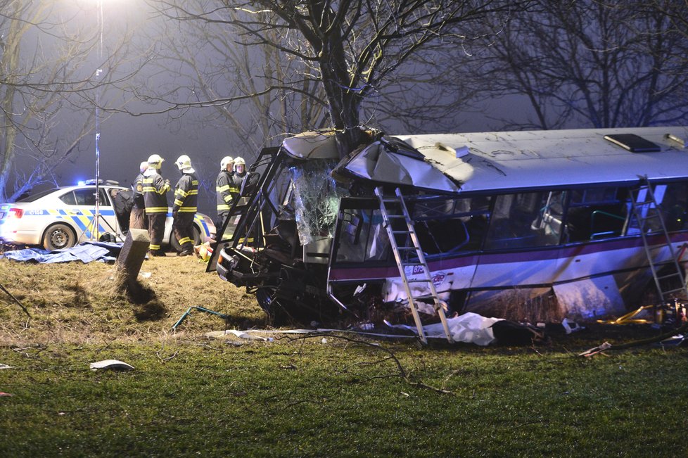 Horoměřice, 12. ledna 2018 - Autobus čelně narazil do stromu a hasiči museli vyprošťovat cestující