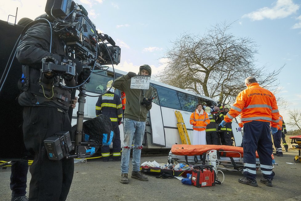 Nehoda autobusu v Ordinaci v růžové zahradě 2: Na place byli také hasiči a skuteční záchranáři