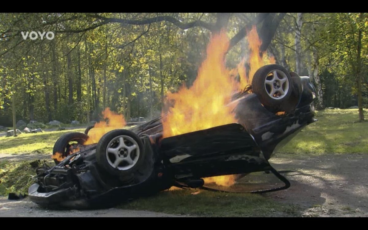 Nabourané auto skončilo v plamenech.