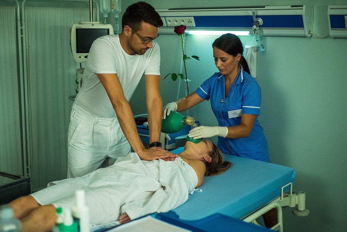 Umírala za ni jiná! Ve svojí poslední scéně se Plánková nechala zastoupit komparzistkou. Herečka nechtěla odhalit hrudník. Stud ale nebyl jediným důvodem, pro který Plánková masáž srdce před kamerami odmítla. „I předstíraná masáž srdce dost bolí. Zpravidla se u toho lámou žebra,“ prozradil Aha! Lukáš Hejlík, který resuscitaci v seriálu prováděl.