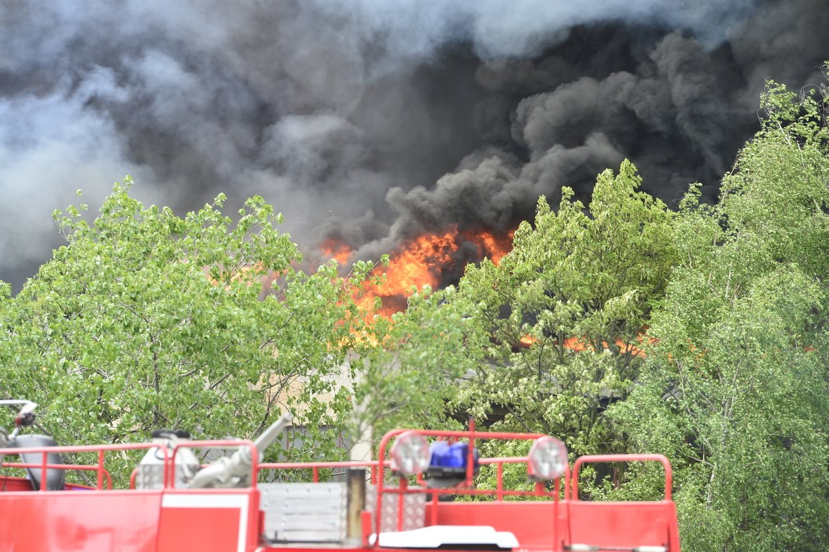 Na místě zasahovalo 13 hasičských jednotek.