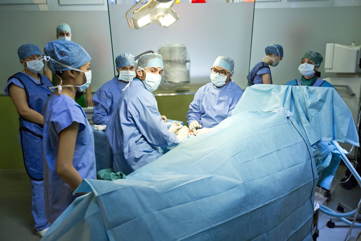 Na sále je Švarc (Martin Zounar), Adam Svoboda (Libor Stach) a Tien (Ha Than), ostatní jsou odborní poradci, »sestry obíhačky«, instrumentáři, anesteziolog.