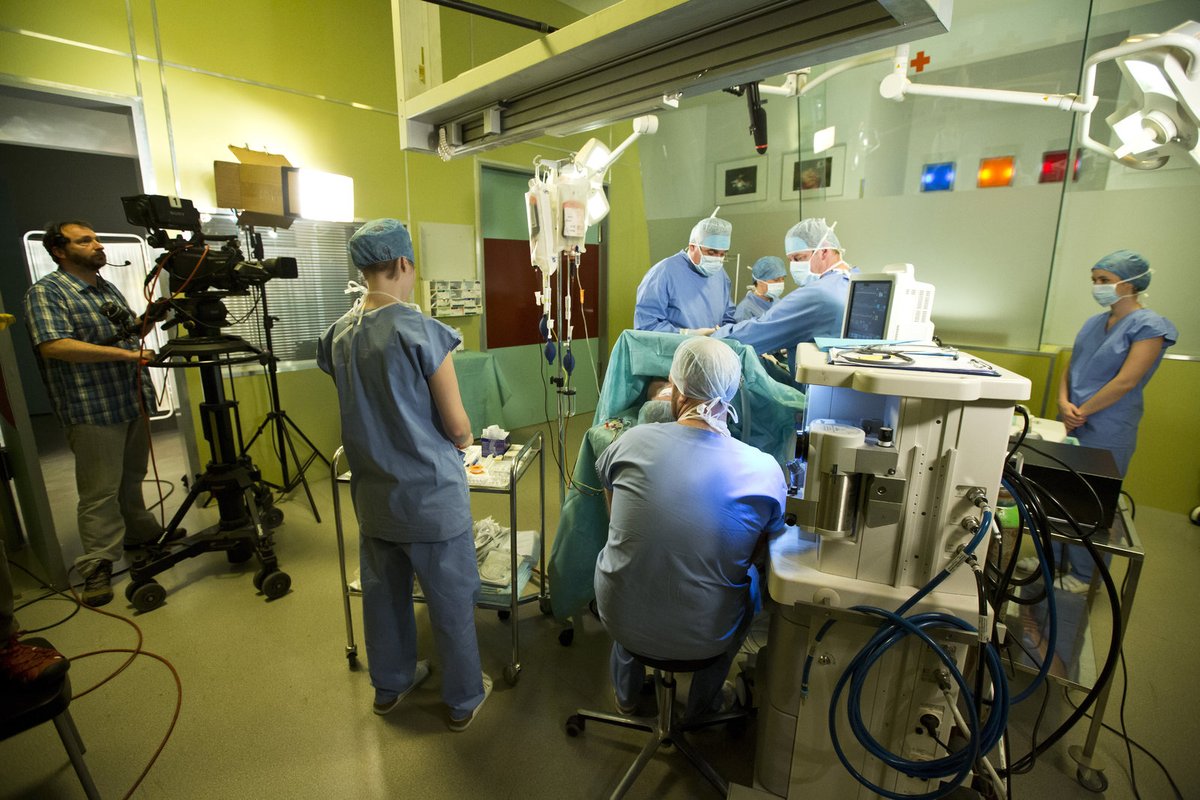 Na operační sál v ateliéru se musí vejít tři kameramani.