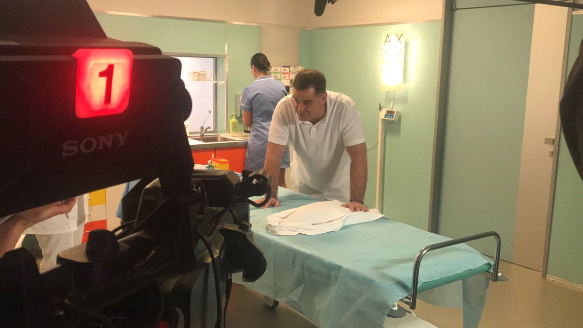 Zatímco Fiala bude ležet na nemocničním lůžku jen v seriálu, jeho kolega Miroslav Etzler (53) na něm kvůli oboustrannému zápalu plic koncem roku skončil doopravdy.