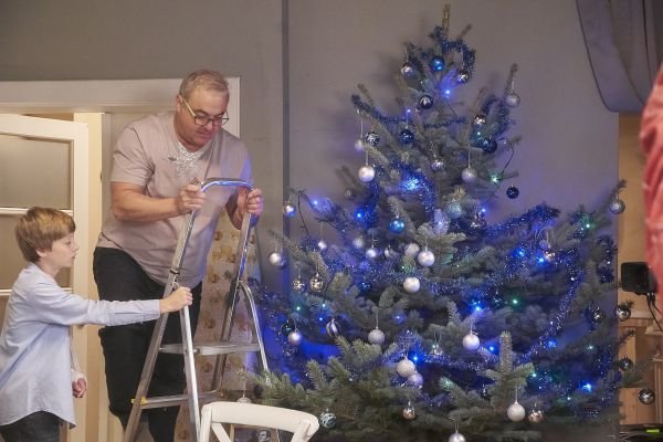 Martin Zounar (doktor Bob Švarc) si na svůj stromeček musel postavit štafle.