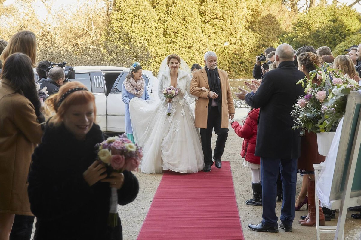 Krásná nevěsta Anička Slováčková v doprovodu Petra Štěpánka.