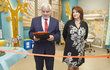 Nové oddělení pediatrie slavnostně otevřela Zlata Adamovská neboli primářka Běla a Petr Štěpánek coby docent Valšík.