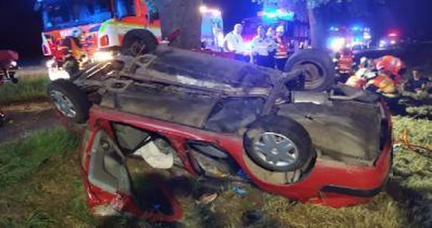 Auto na Olomoucku po nárazu do stromu zůstalo na střeše, hasiči vyprostili pět lidí