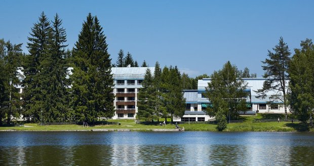OREA Hotel Devět Skal stojí na břehu Milovského rybníka. Vodní plocha je ideální pro koupání i rybolov.