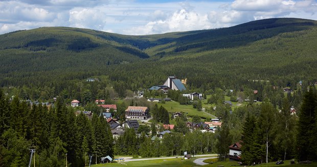 Harrachov neláká turisty jen v zimě. I v létě je možné využít zázemí zdejšího hotelu Sklář.
