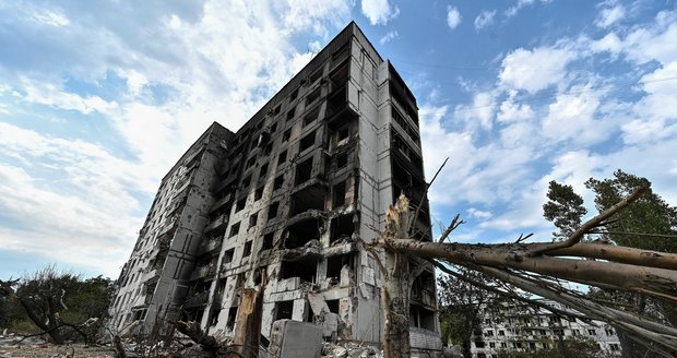 Takhle mění Rusové města v ruiny. Místní musí spoléhat na pomoc dobrovolníků